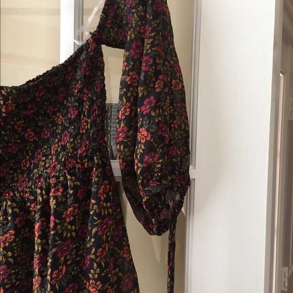 American Eagle Off-the-shoulder Floral Top - Picture 3 of 5